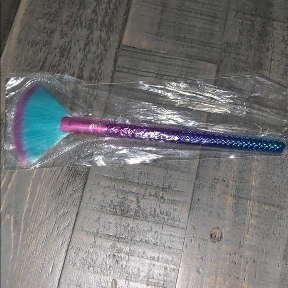 5/$25 MODA Colorful Fan Brush- NEW - Picture 1 of 3